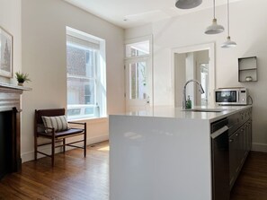 冷蔵庫、電子レンジ、オーブン、コンロ