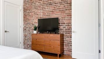 4 slaapkamers, een bureau, een strijkplank/strijkijzer, wifi