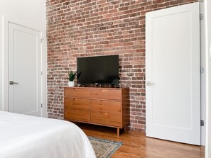 4 bedrooms, desk, iron/ironing board, WiFi