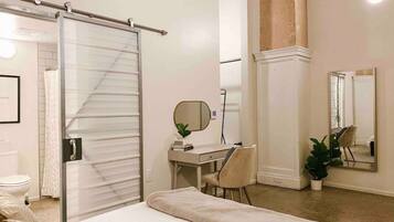 1 bedroom, desk, iron/ironing board, WiFi
