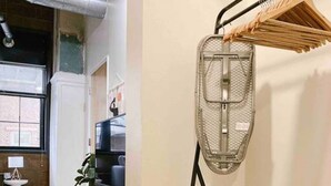 Un dormitorio con una litera, un escritorio pequeño con una computadora, una silla y una ventana.