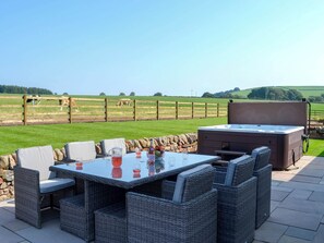Outdoor dining - 3 bedroom accommodation in Amisfield, near Dumfries (Amisfield, near Dumfries)