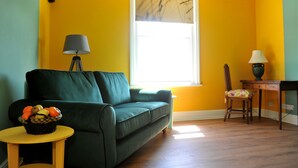Living area - Holst -  an apartment that sleeps 2 guests  in 1 bedroom (Cheltenham)