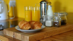 Breakfast meal - Holst -  an apartment that sleeps 2 guests  in 1 bedroom (Cheltenham)