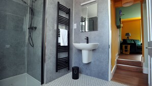 Bathtub, bidet - Holst -  an apartment that sleeps 2 guests  in 1 bedroom (Cheltenham)