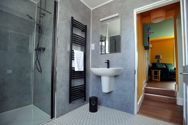Bathtub, bidet
