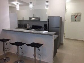 Departamento junior | Área de sala de estar | Smart TV de 32 pulgadas con canales por cable y televisión