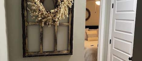 2 chambres, fer et planche à repasser, lit de bébé portatif