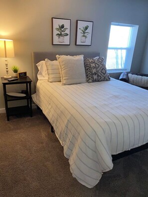 2 bedrooms, desk, iron/ironing board, WiFi