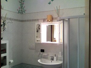 Douche, sèche-cheveux, bidet, serviettes fournies