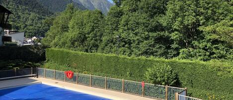 Een buitenzwembad en een verwarmd zwembad