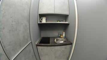 Business Studio | Private kitchen | Fridge, cookware/dishes/utensils