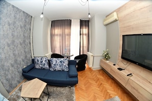 Monolocale Business | Area soggiorno | TV a schermo piatto 45 pollici con canali via cavo, TV