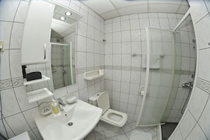 Monolocale Business | Bagno | Doccia, asciugacapelli, asciugamani