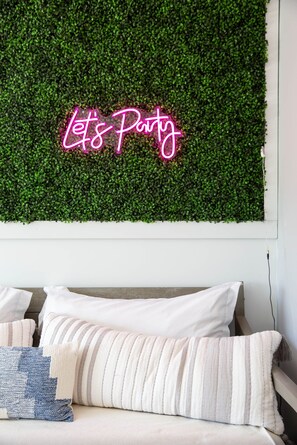 3 bedrooms, iron/ironing board, free WiFi, bed sheets - NASH CITY Modern Home ★ Rooftop Hangout ★ 9min→DT (Nashville)