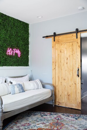 Interior - NASH CITY Modern Home ★ Rooftop Hangout ★ 9min→DT (Nashville)