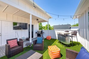 Outdoor dining - NASH CITY Modern Home ★ Rooftop Hangout ★ 9min→DT (Nashville)