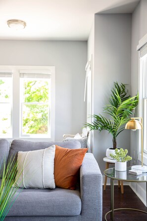 Smart TV - NASH CITY Modern Home ★ Rooftop Hangout ★ 9min →DT (Nashville)