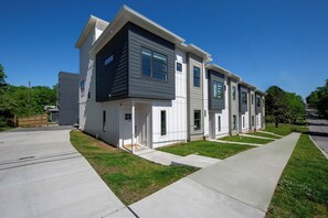 Exterior - NASH CITY Modern Home ★ Rooftop Hangout ★ 9min→DT (Nashville)