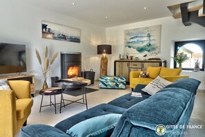 Een smart-tv, een open haard, boeken en een kantoor