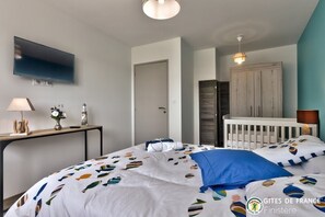 4 slaapkamers, een strijkplank/strijkijzer, reisbedje, gratis wifi