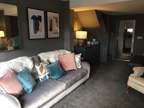 Cottage | Woonkamer | Een 30-inch televisie met digitale zenders en een open haard