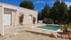 Una piscina al aire libre