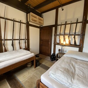 3 habitaciones, escritorio y tabla de planchar con plancha 