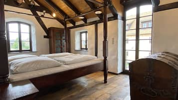 3 slaapkamers, een bureau, een strijkplank/strijkijzer, reisbedje