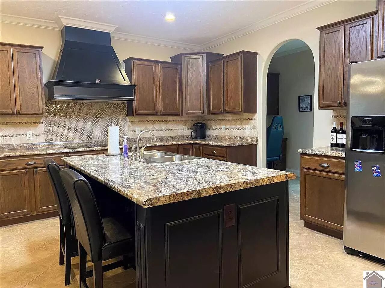 Beautiful home short ride to Downtown Grand Rivers or GTB.