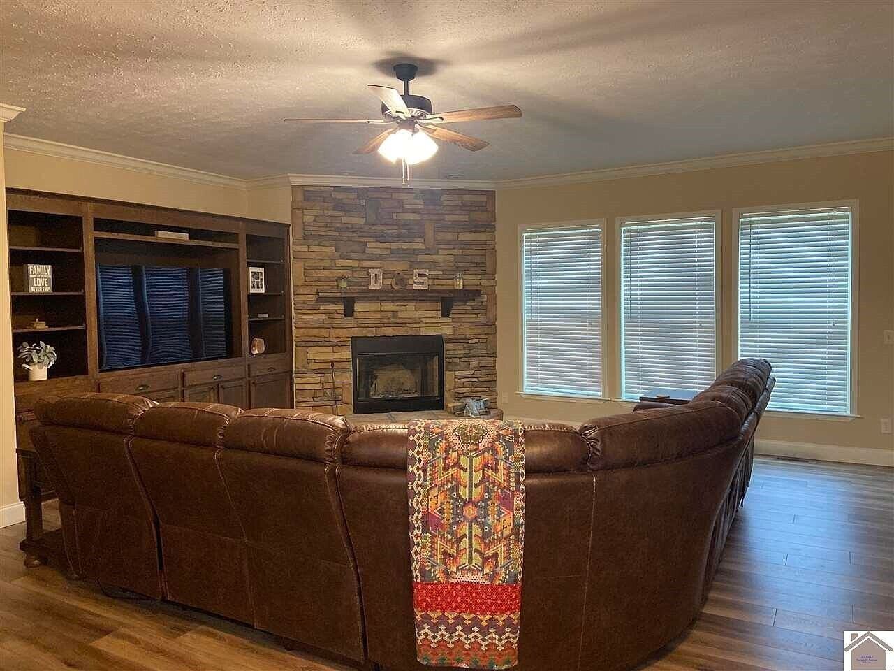 Beautiful home short ride to Downtown Grand Rivers or GTB.