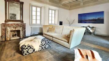 Flachbildfernseher, Kamin, DVD-Player, BĂŒcher