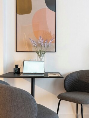 Suite L | Individually decorated, individually furnished, desk, laptop workspace - Limehome Frankfurt Gutleutstraße (Frankfurt)