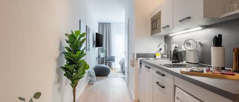 Single Suite L | Private kitchenette | Fridge, stovetop, espresso maker, coffee/tea maker