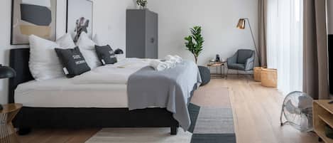 Suite (XL) | Decoración personalizada, muebles diferentes y escritorio