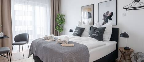 Sviitti (M) | Yksilöllisesti sisustettu, yksilöllisesti kalustettu, työpöytä