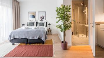 Suite L | 1 bedroom, individually decorated, individually furnished, desk