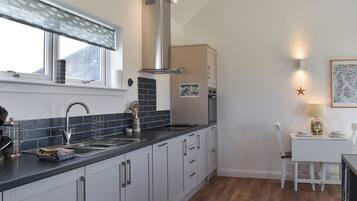 Een vaatwasser, een kinderstoel