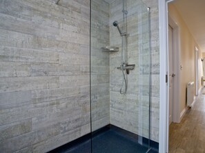 Bathroom - Orestone Garden Apartment (Teignmouth)