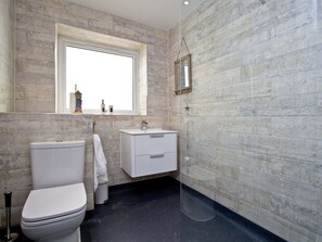 Bathroom - Orestone Garden Apartment (Teignmouth)