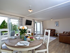 Dining - Orestone Garden Apartment (Teignmouth)