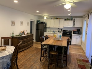 Fridge, microwave, oven, stovetop - The Pearl, Large Yard, for Your Boats & More! (Fort Walton Beach)