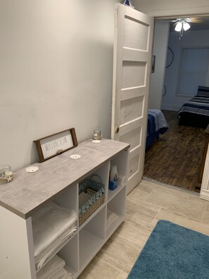 1 habitación, tabla de planchar con plancha, wifi gratis y ropa de cama