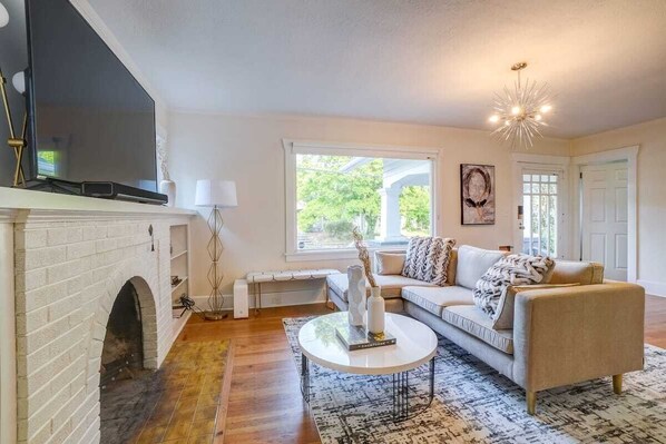 Smart TV, fireplace, stereo, computer monitors