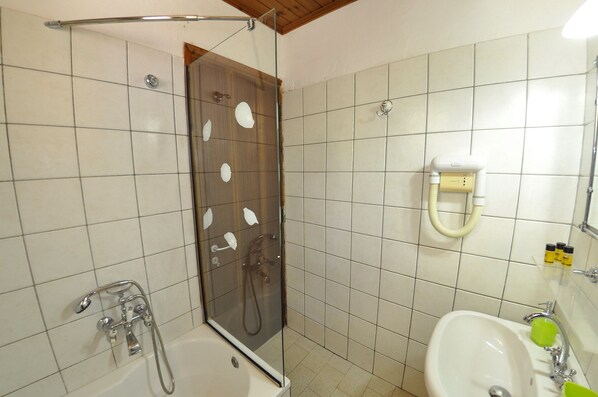 Dusche, Handtücher, Seife, Toilettenpapier