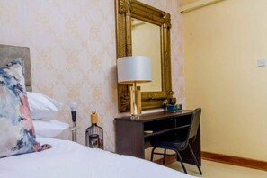 3 bedrooms, desk, WiFi