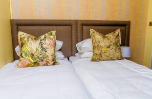 3 bedrooms, desk, WiFi