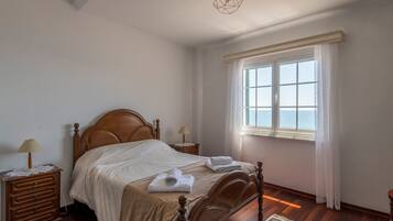 2 bedrooms, desk, iron/ironing board, internet (free)