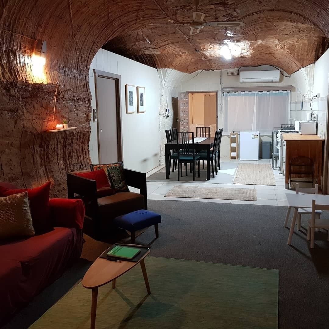 Smart-TV, DVD-spiller, bøker og filmbibliotek