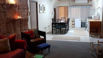 Smart-TV, DVD-Player, Bücher, Videothek